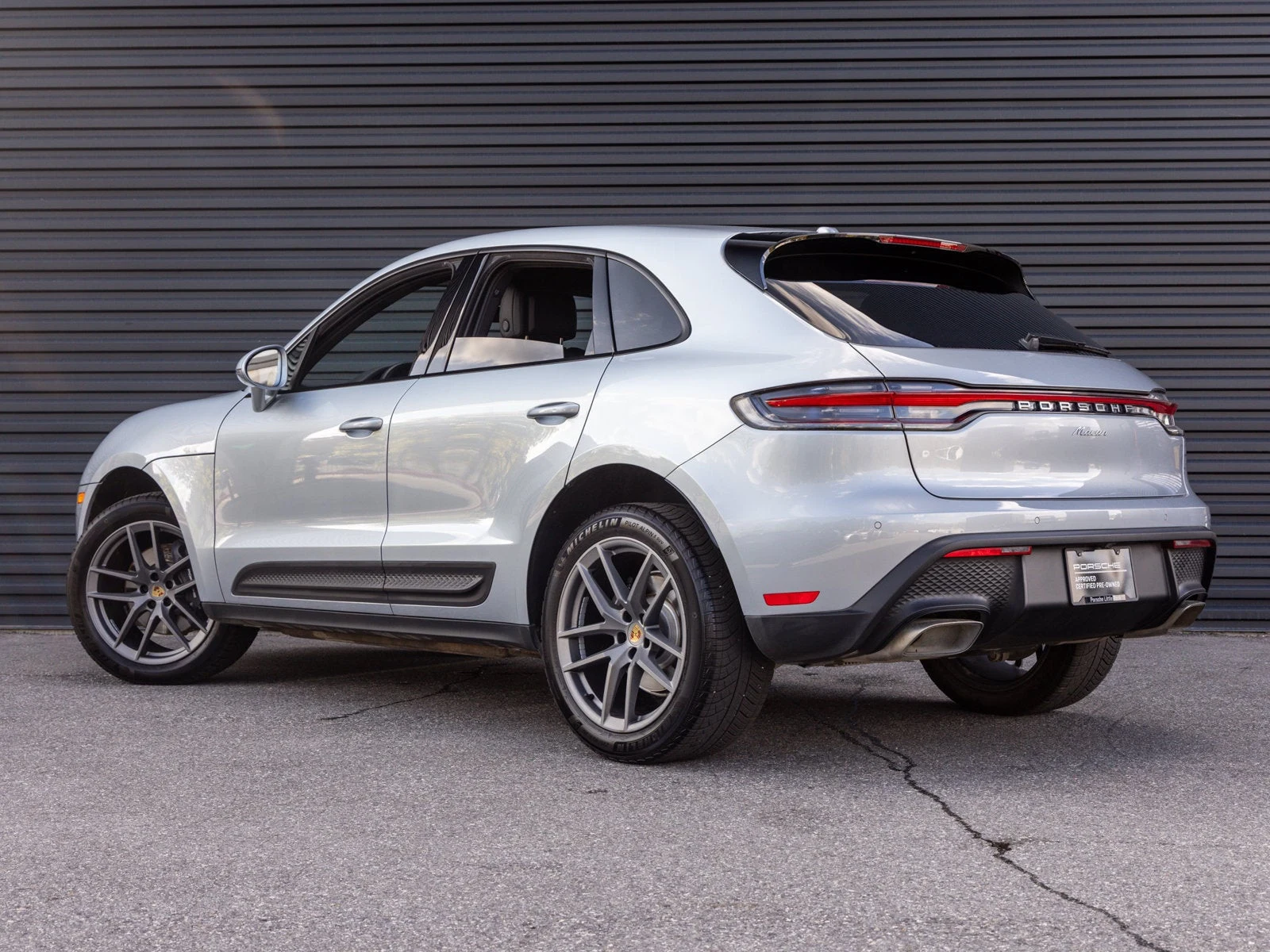 2025 Porsche Macan, rear three-quarter view, Dolomite Silver Metallic