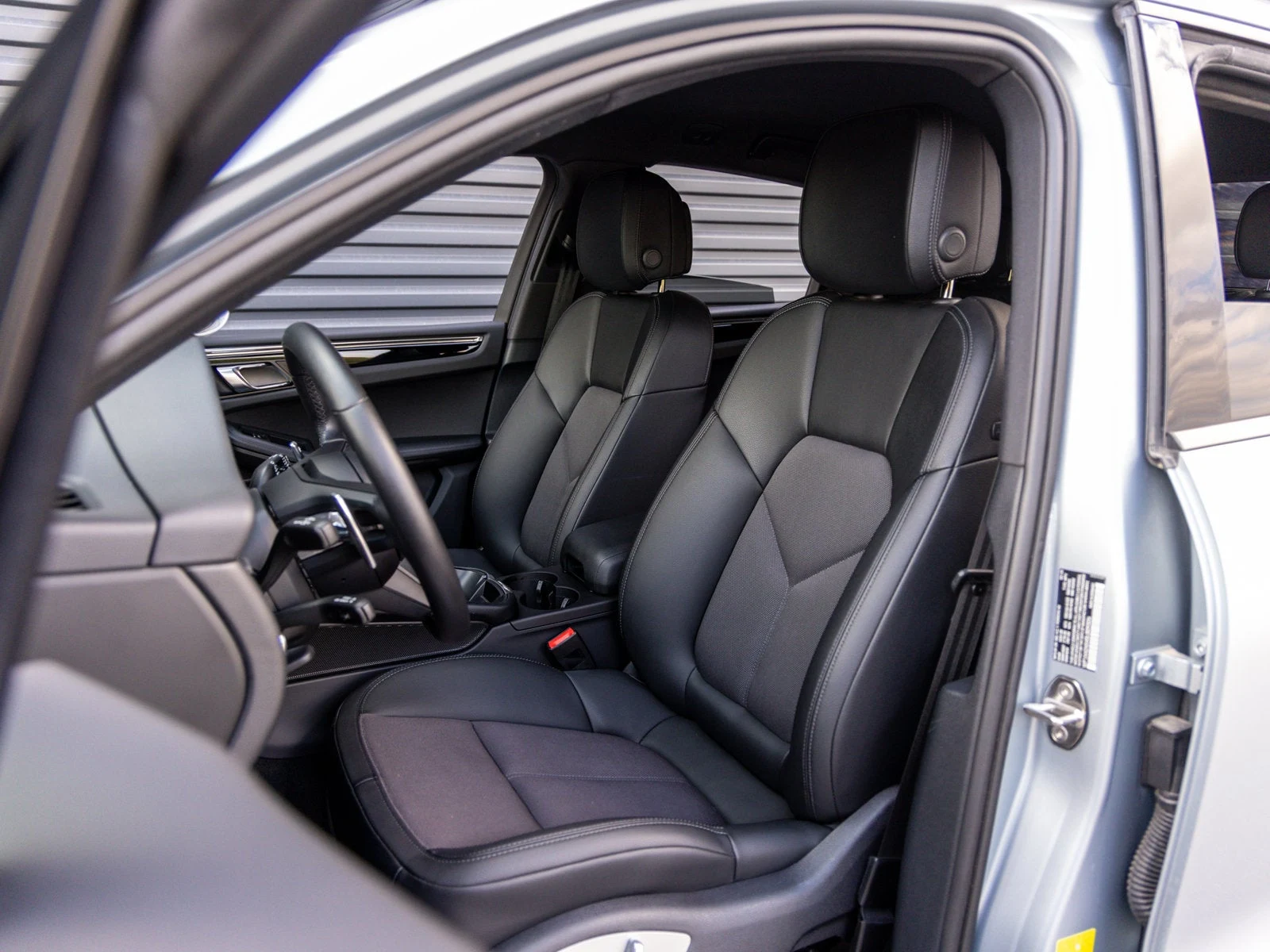 2025 Porsche Macan interior, seats, Black standard interior