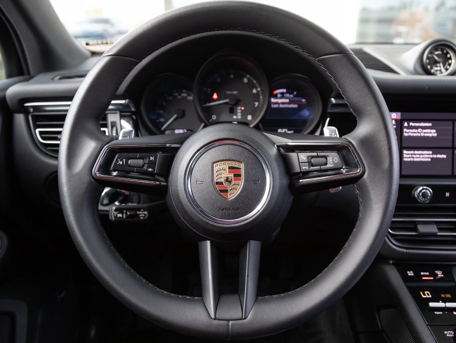 2024 Porsche Macan interior, steering wheel, Black standard interior