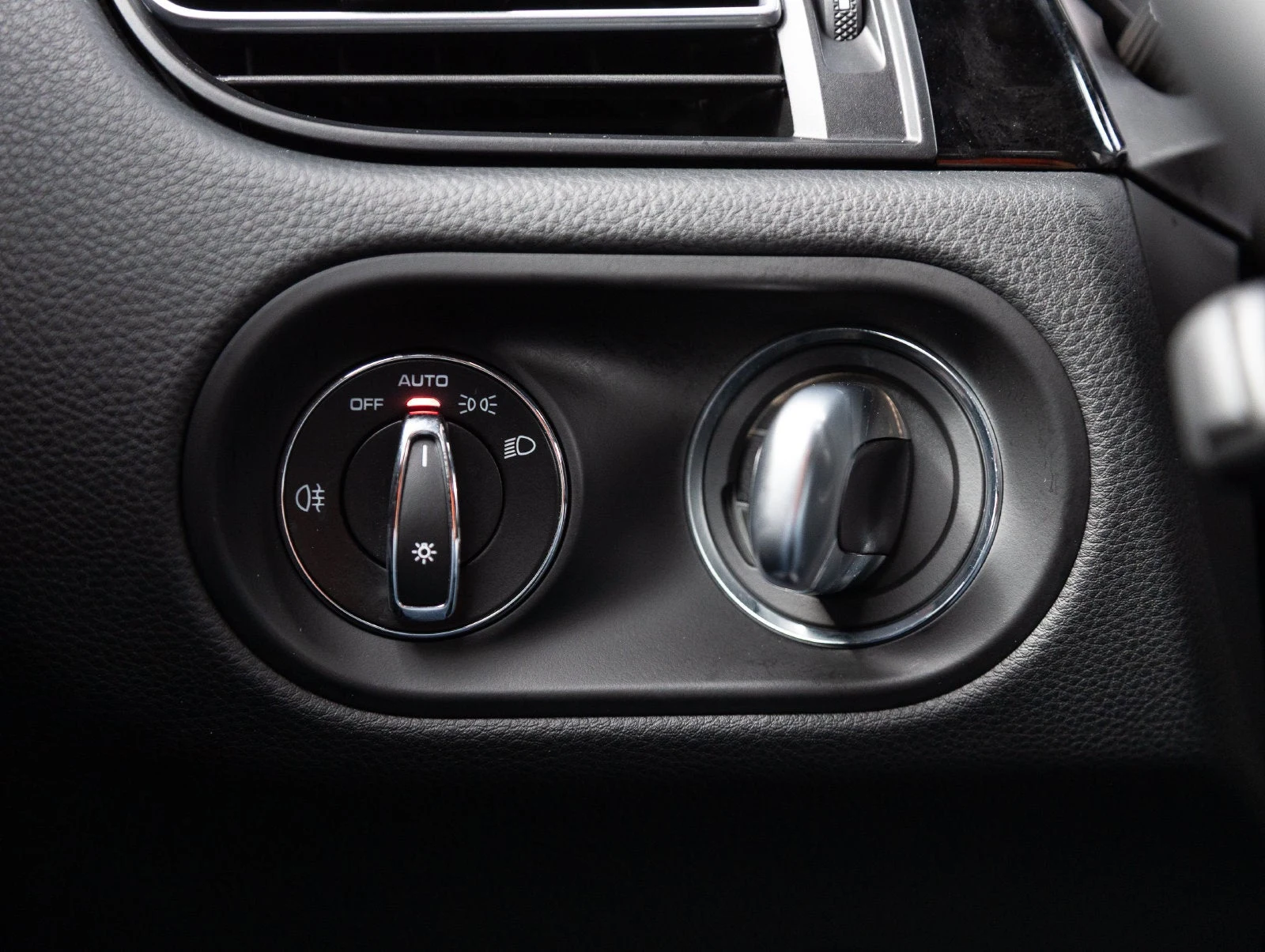 2024 Porsche Macan interior, center console, Black standard interior