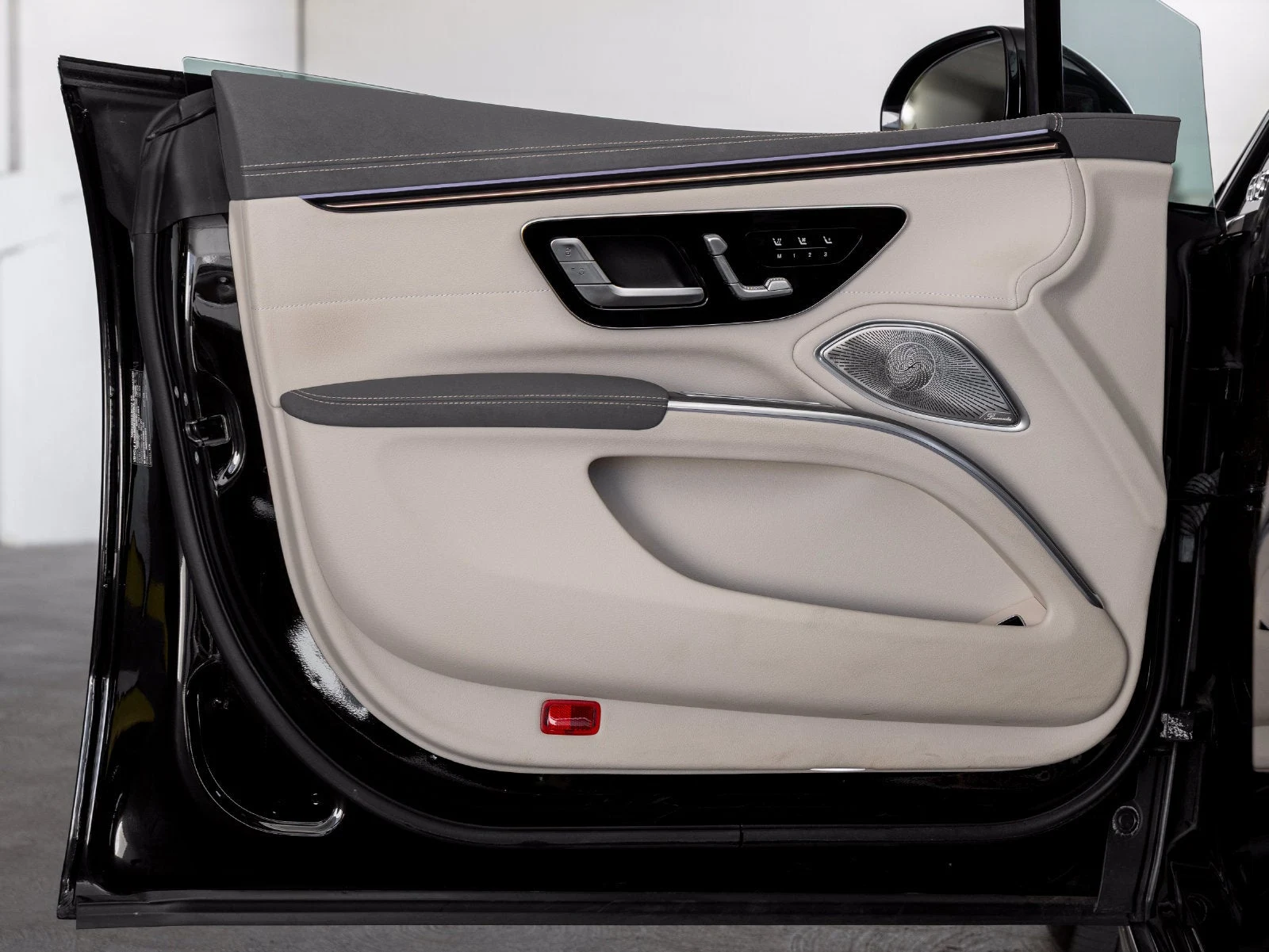 2023 Mercedes-Benz EQS 580 4MATIC Sedan interior, door panel
