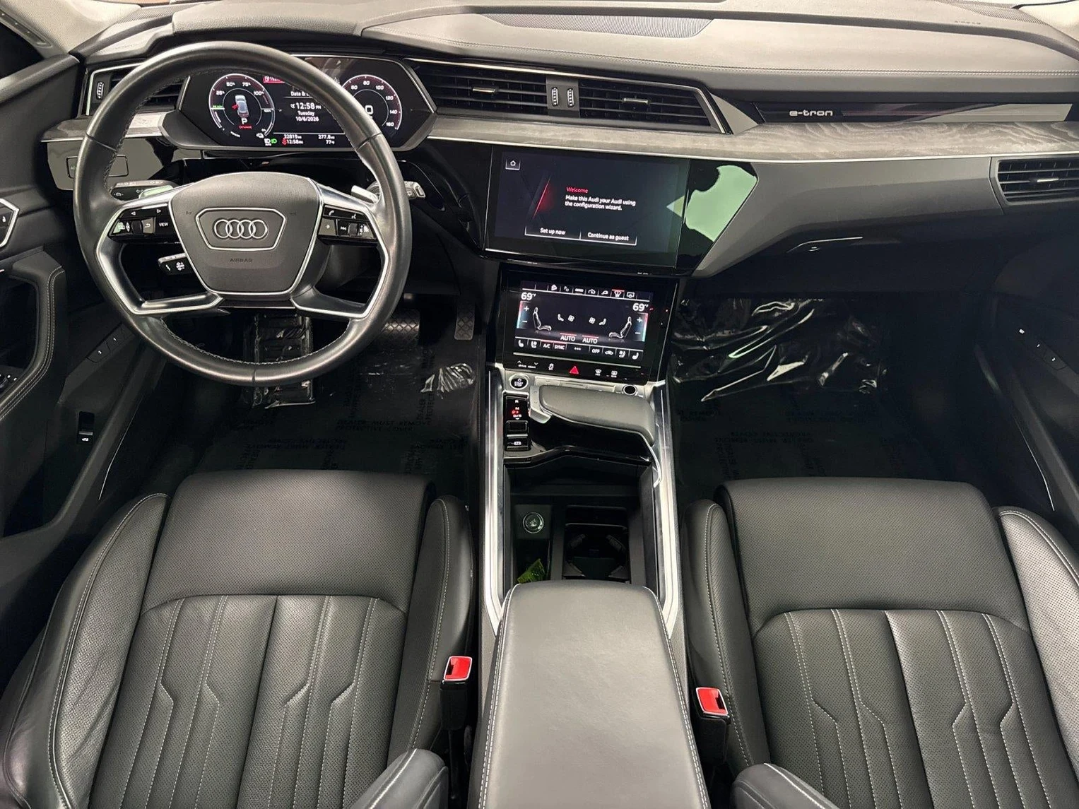 2024 Audi Q8 e-tron Prestige quattro interior, dashboard, Black Valcona/Milano leather