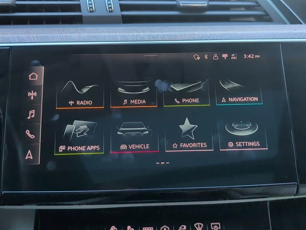 2024 Audi Q8 e-tron Prestige quattro interior, Pearl Beige Valcona/Milano leather