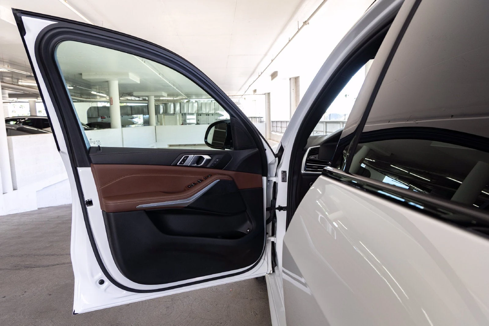 2022 BMW X5 xDrive45e interior, door panel, Coffee leather