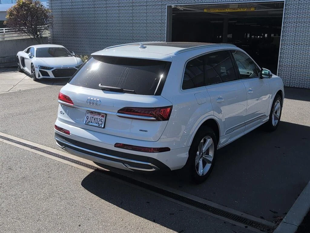 2023 Audi Q7 45 TFSI Premium Plus quattro, rear three-quarter view, Glacier White Metallic
