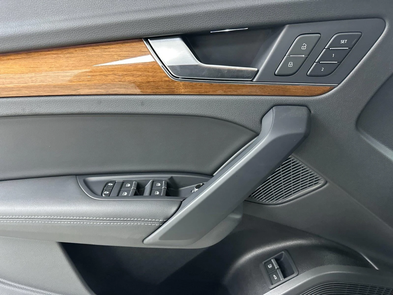 2024 Audi Q5 S line 55 TFSI e Prestige quattro interior, door panel, Black leather
