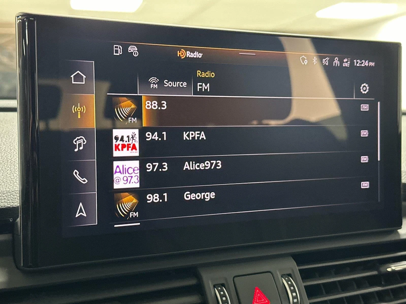 2024 Audi Q5 S line 55 TFSI e Prestige quattro interior, Black leather