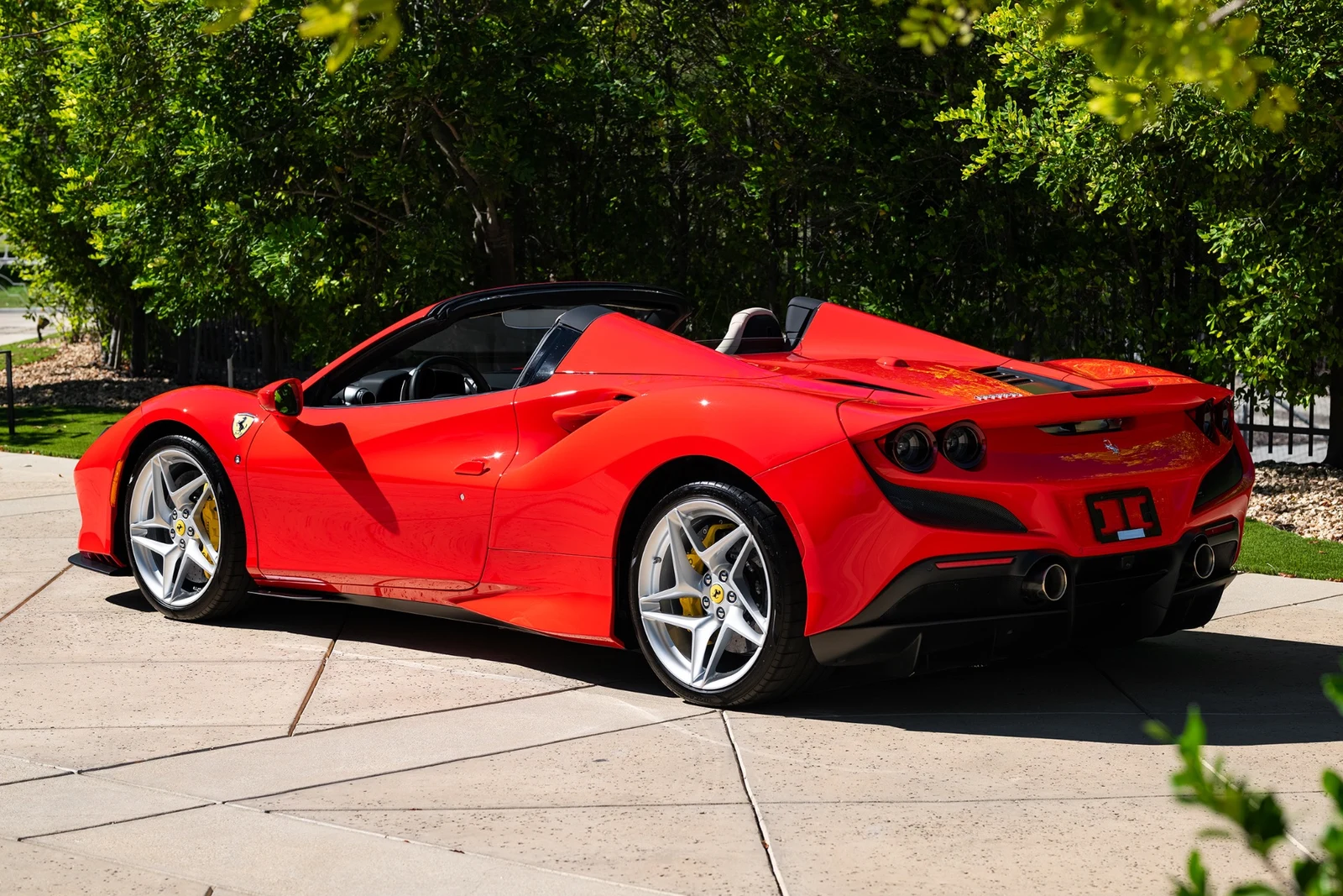 2022 Ferrari F8 Spider, 2/30