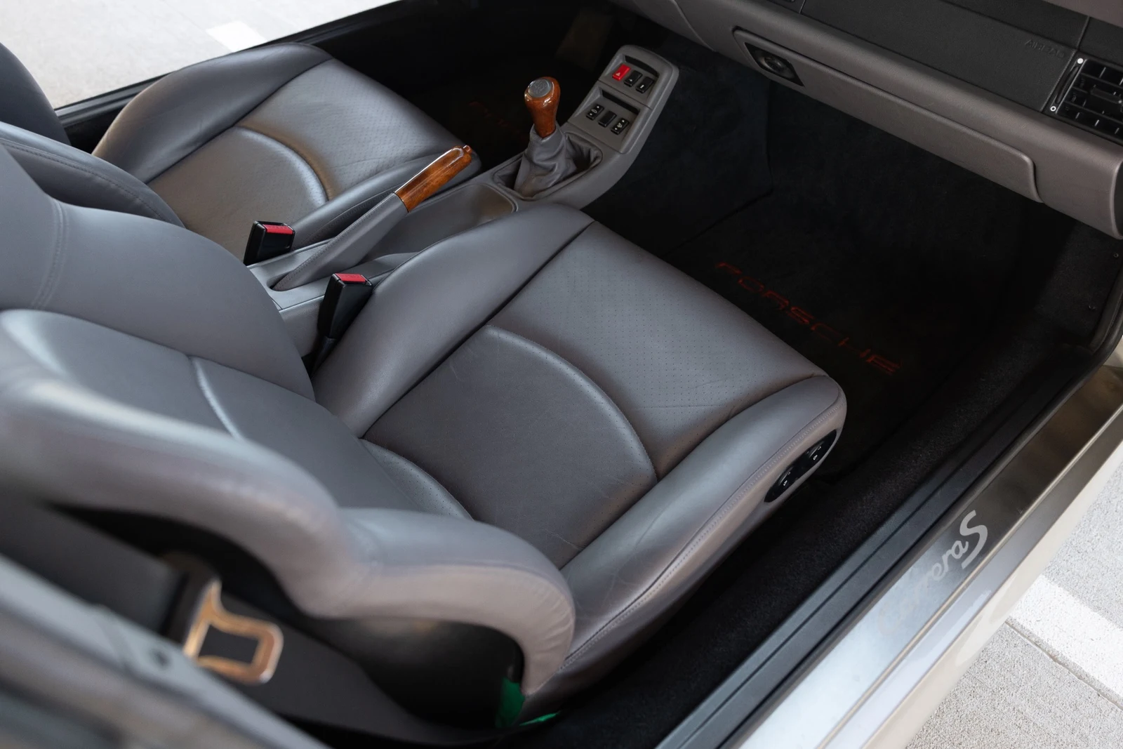 1998 Porsche 911 (993) Carrera S, 26/30