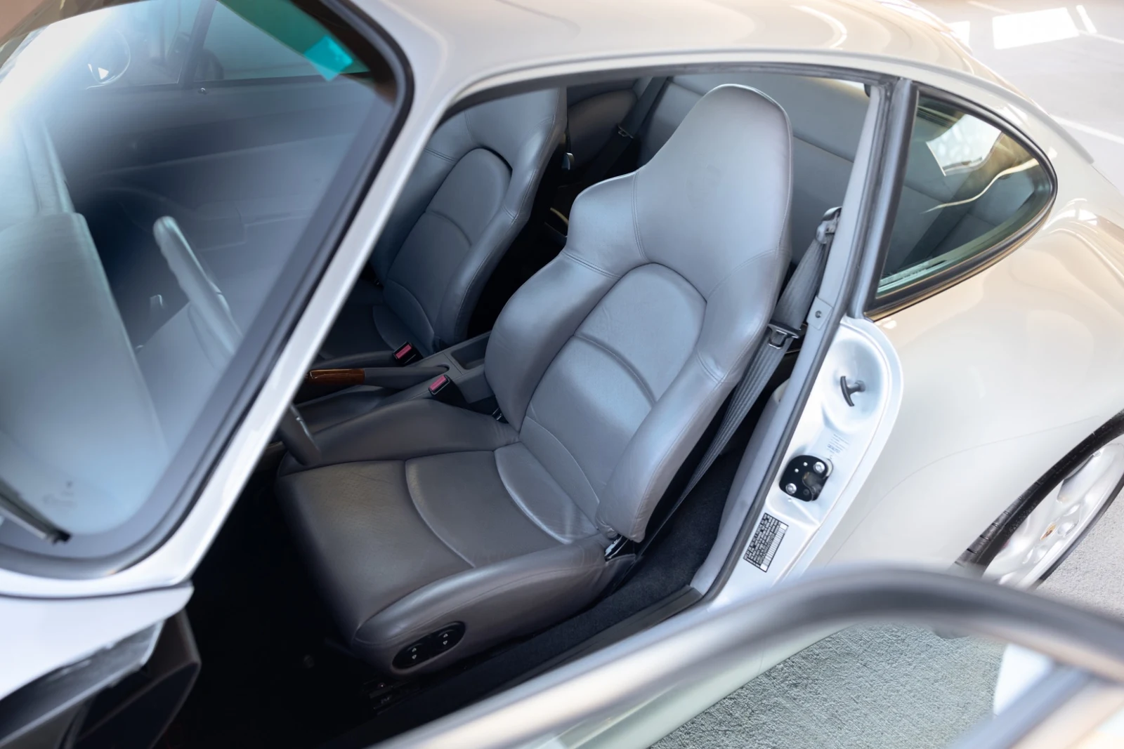 1998 Porsche 911 (993) Carrera S, 27/30