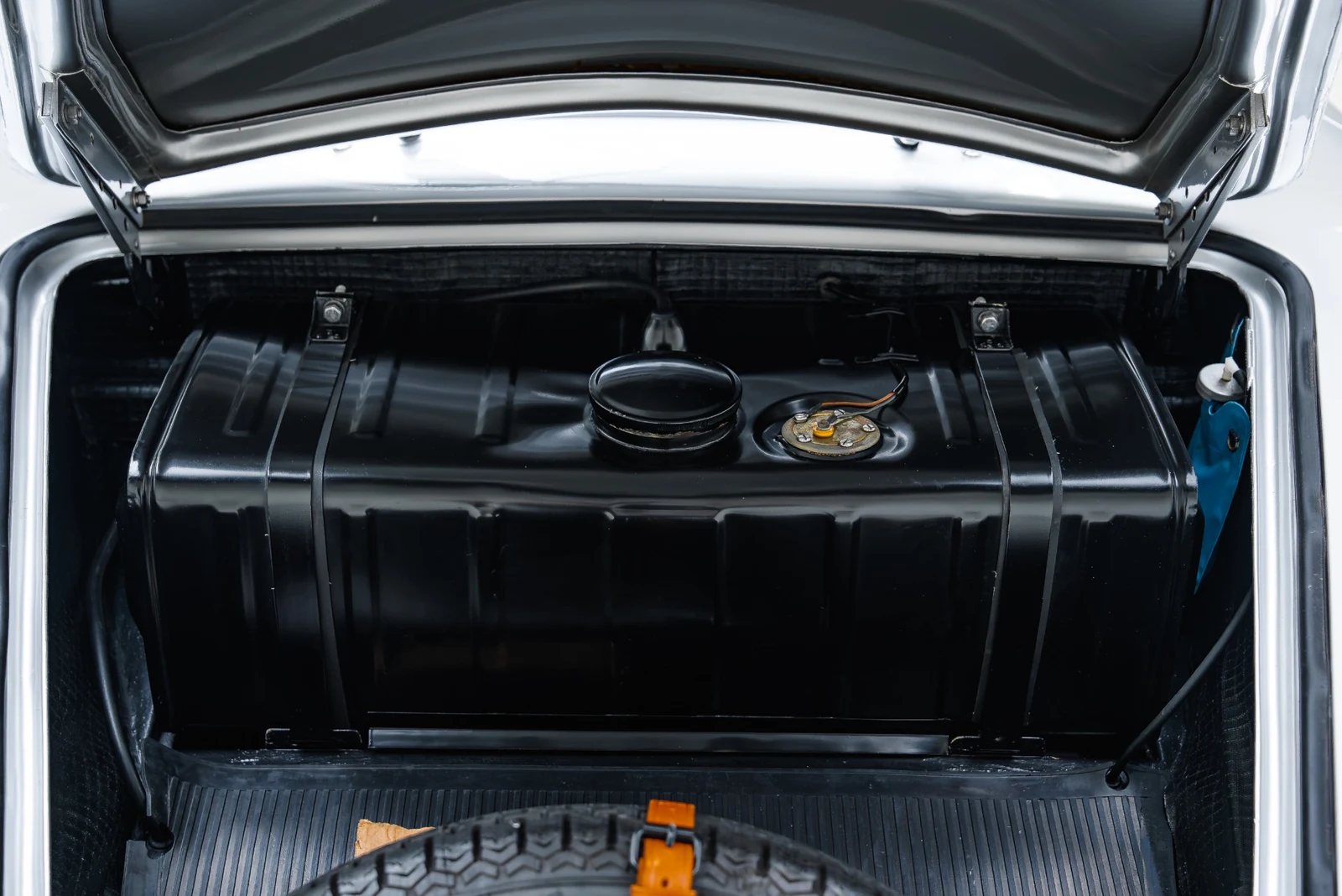 1961 Porsche 356B Roadster, 21/30