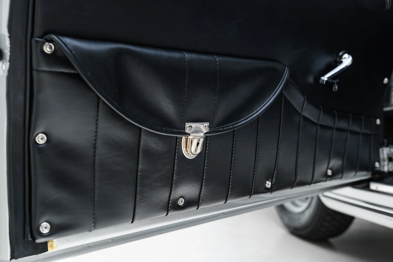 1961 Porsche 356B Roadster, 24/30