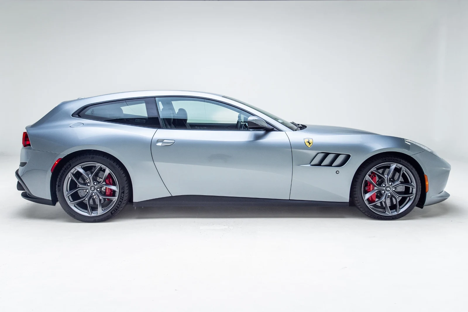 2018 Ferrari GTC4Lusso T, 2/30