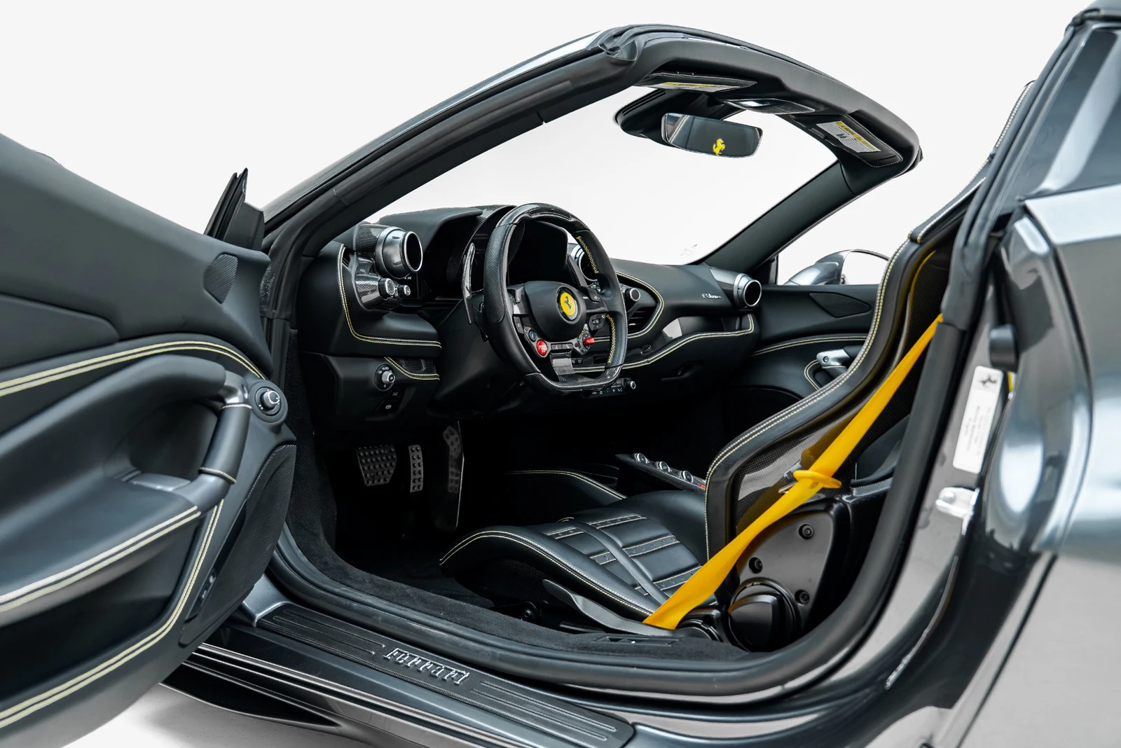 2022 Ferrari F8 Spider, 2/30