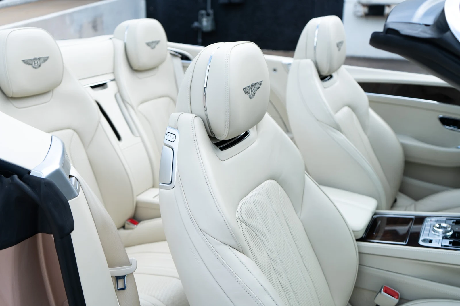 2022 Bentley Continental GTC V8, 21/30