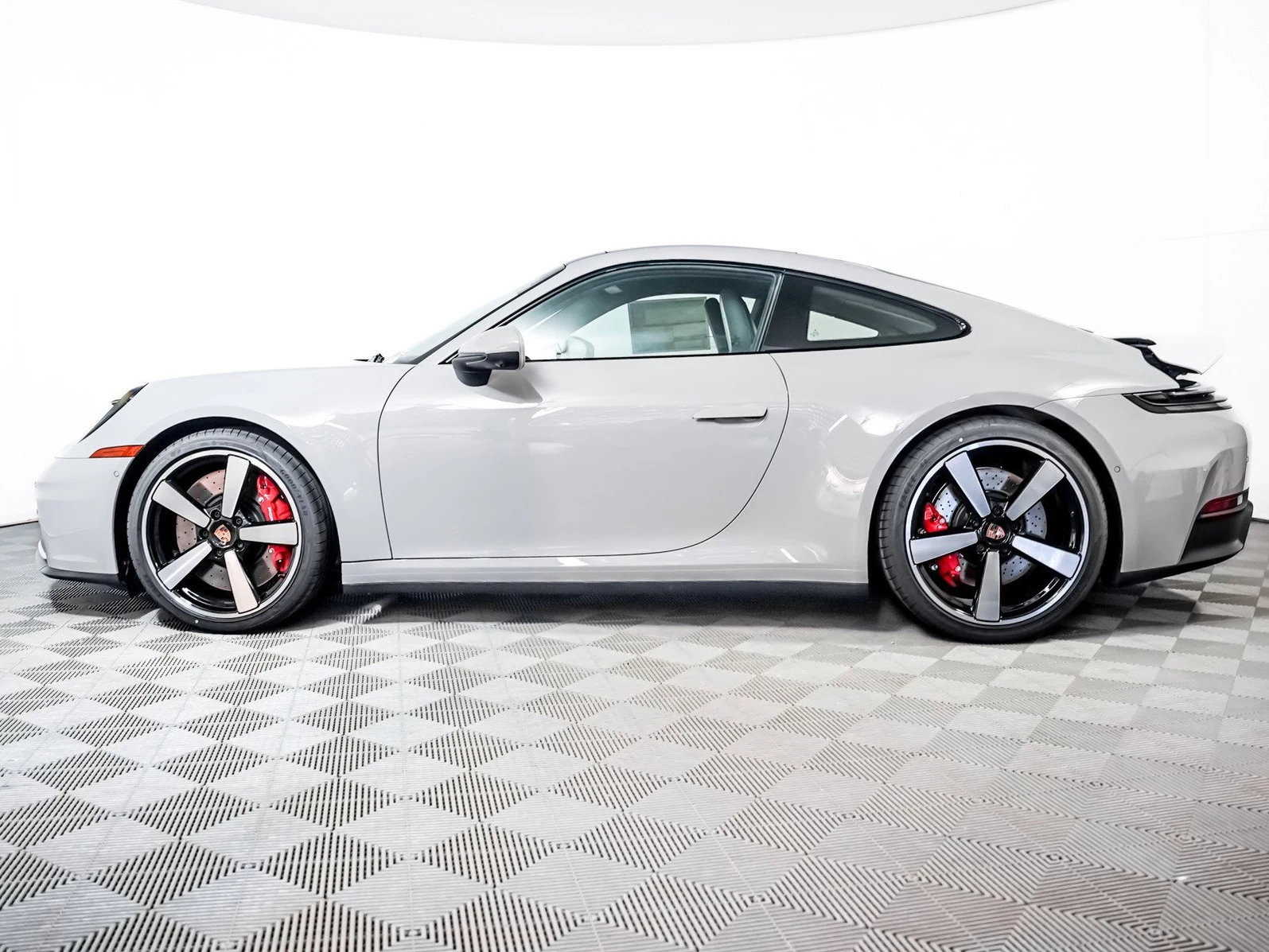 2025 Porsche 911 (992) Carrera S, 2/9
