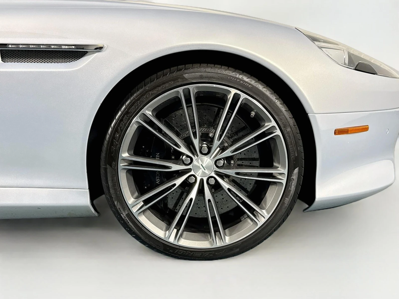 2014 Aston Martin DB9, 27/30