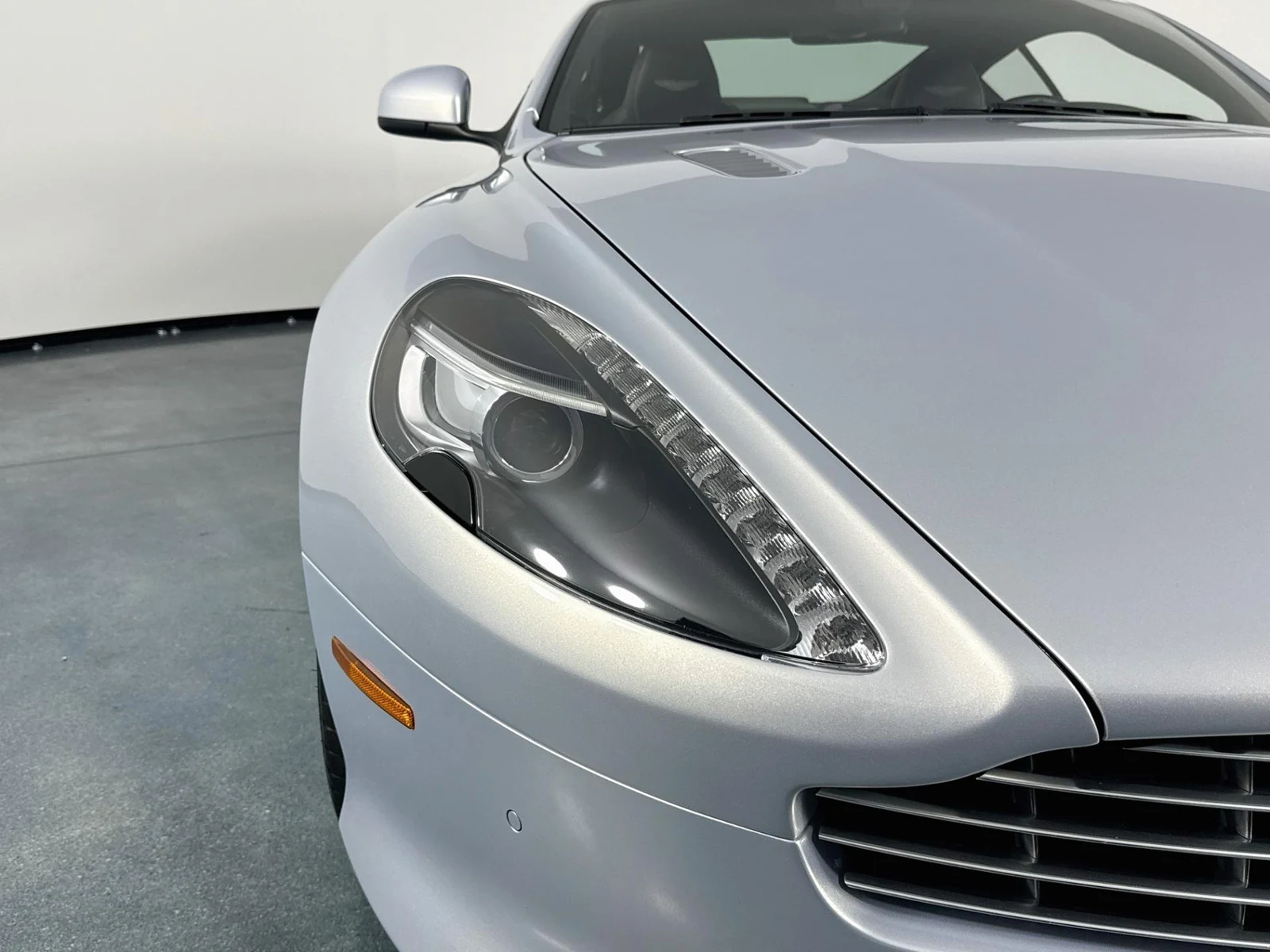 2014 Aston Martin DB9, 28/30