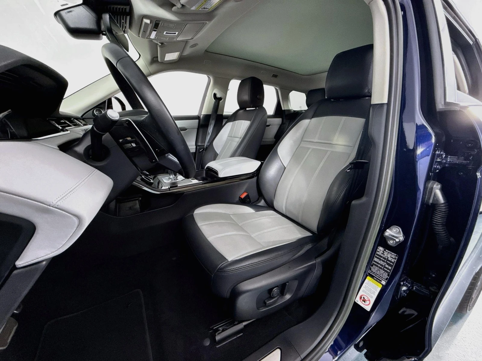 2023 Land Rover Range Rover Evoque P250 R-Dynamic SE, 6/30