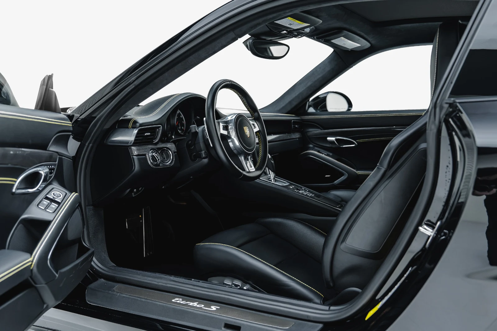 2014 Porsche 911 Turbo S, 2/30