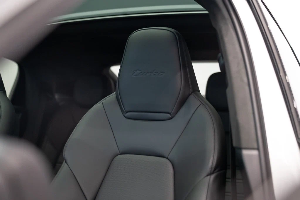 2024 Porsche Cayenne Turbo E-Hybrid Coupé (3rd Generation), 21/26