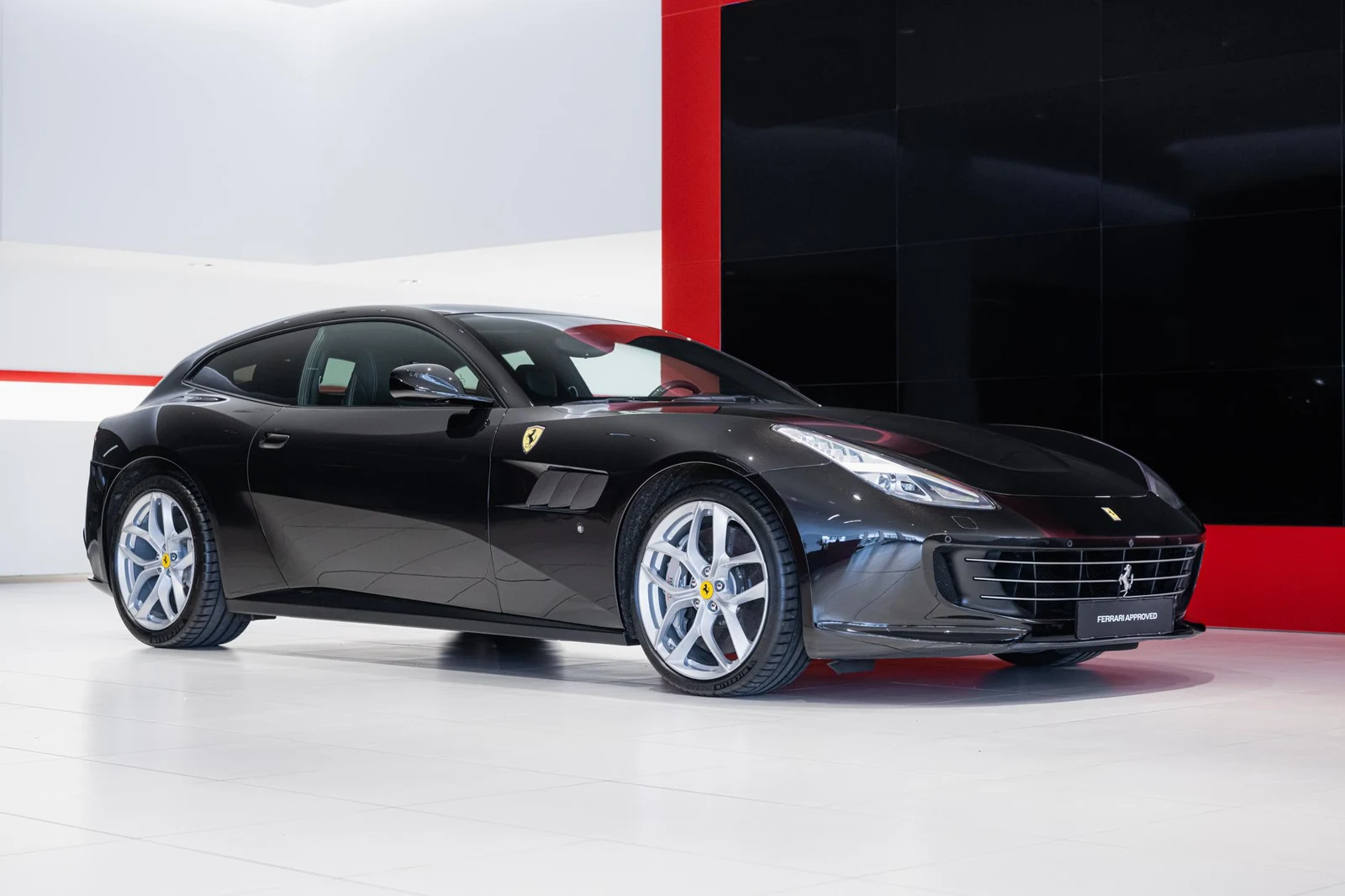 Kroymans photograph of Ferrari GTC4Lusso T