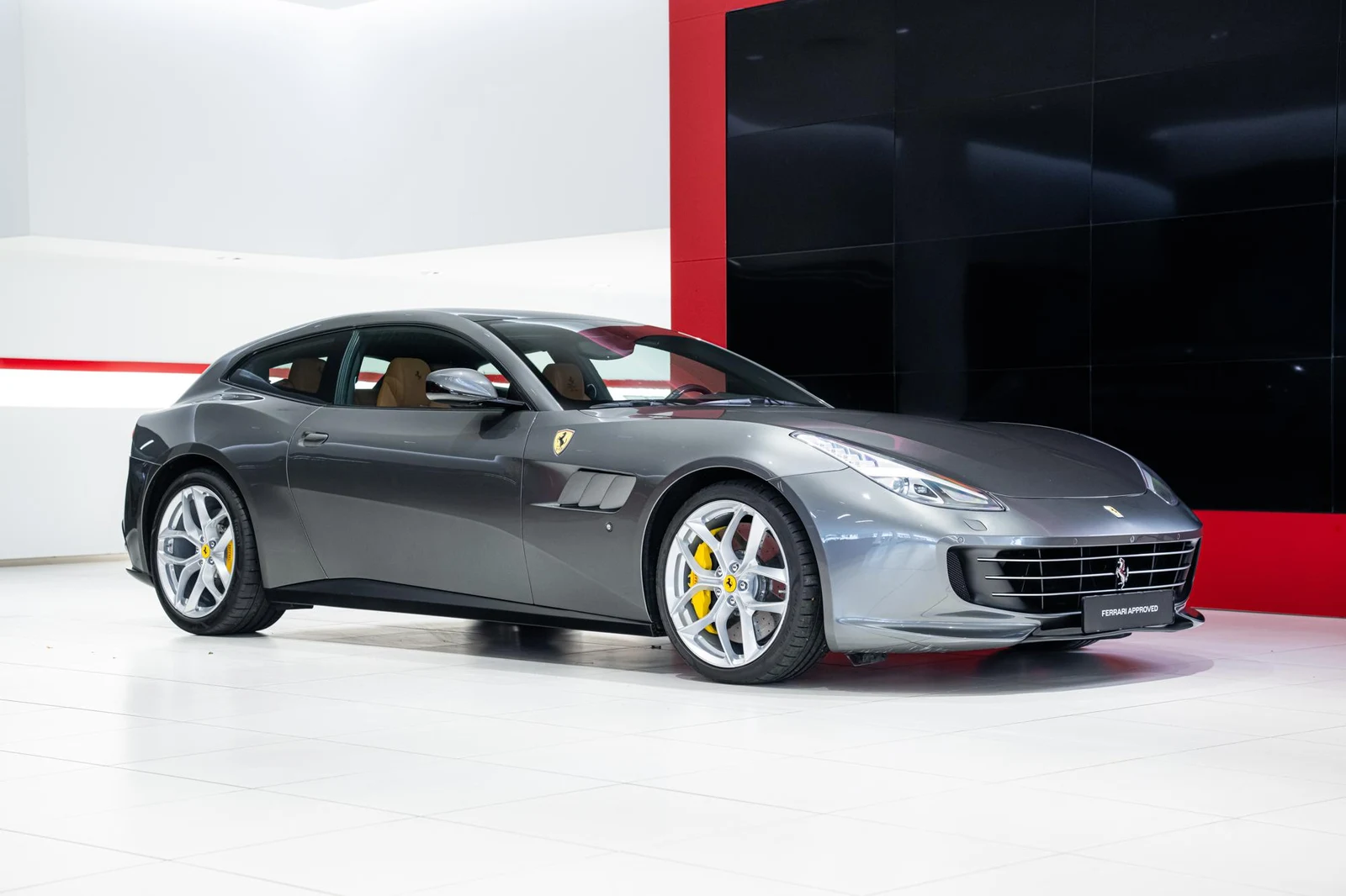 Kroymans photograph of Ferrari GTC4Lusso T