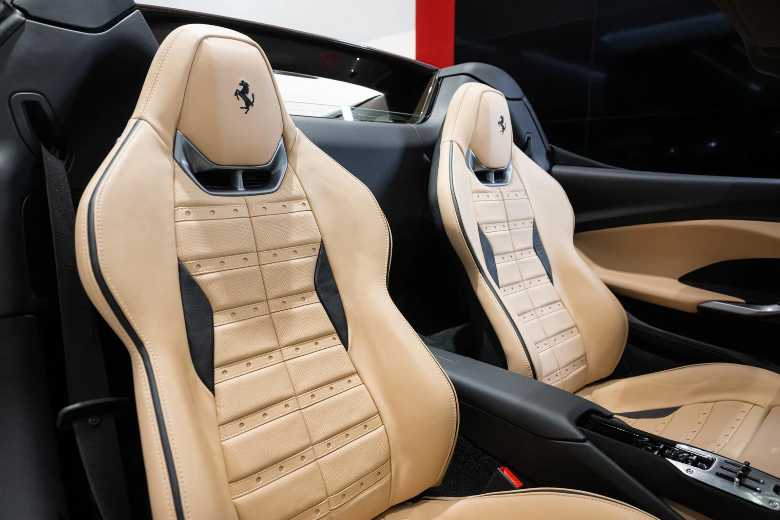Ferrari 296 GTS, 7/10