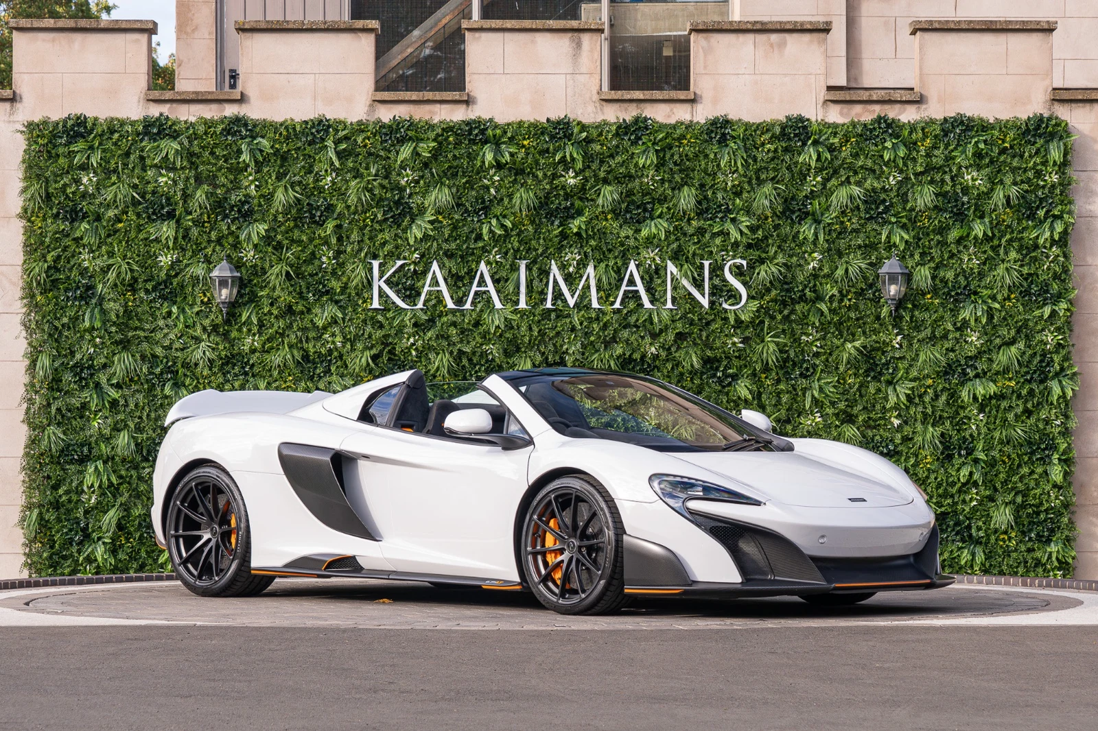 2016 McLaren 675LT Spider, 2/10