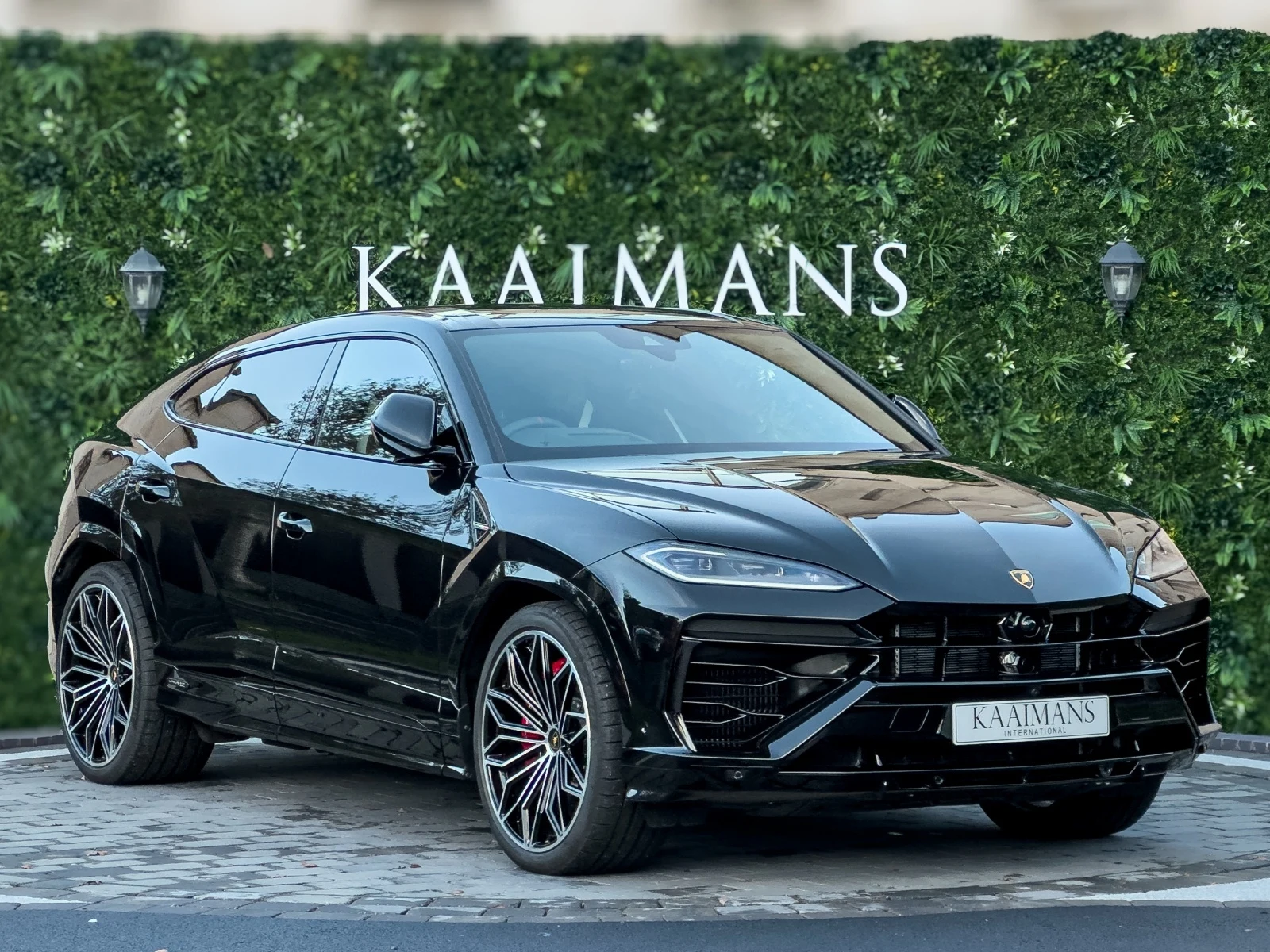 Lamborghini Urus SE · Nero Helene · Kaaimans International