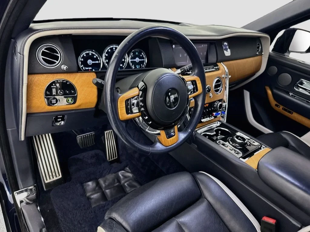 2019 Rolls-Royce Cullinan interior, dashboard, Navy Blue, with white leather