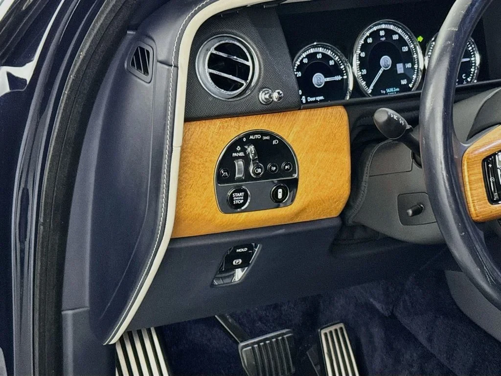 2019 Rolls-Royce Cullinan interior, door panel, Navy Blue, with white leather