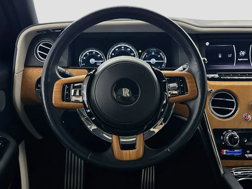 2019 Rolls-Royce Cullinan interior, Navy Blue, with white leather