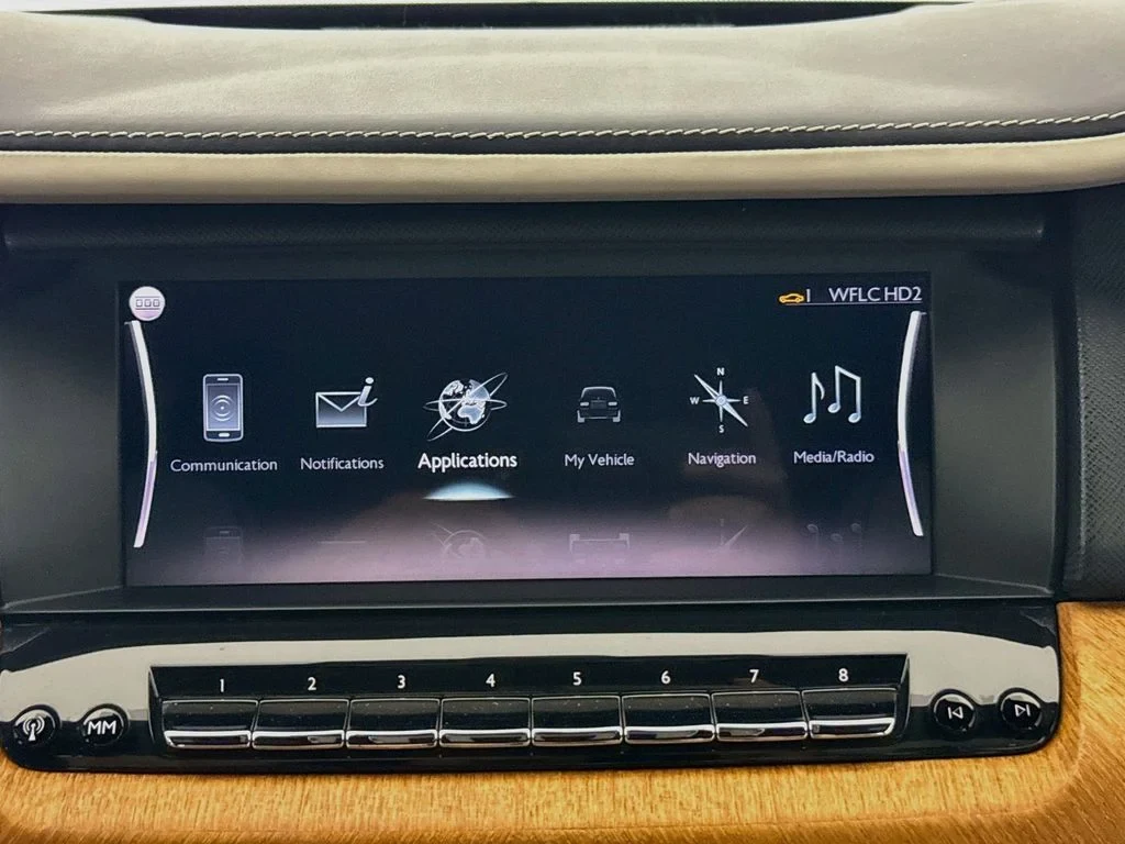 2019 Rolls-Royce Cullinan interior, Navy Blue, with white leather