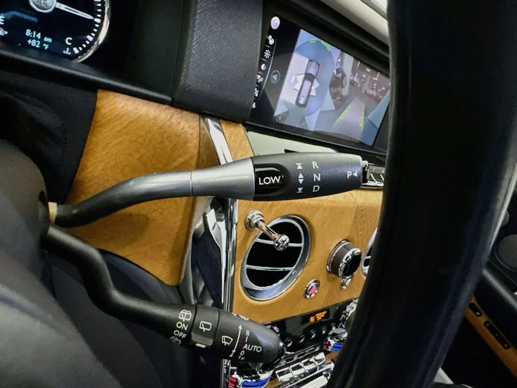2019 Rolls-Royce Cullinan interior, Navy Blue, with white leather