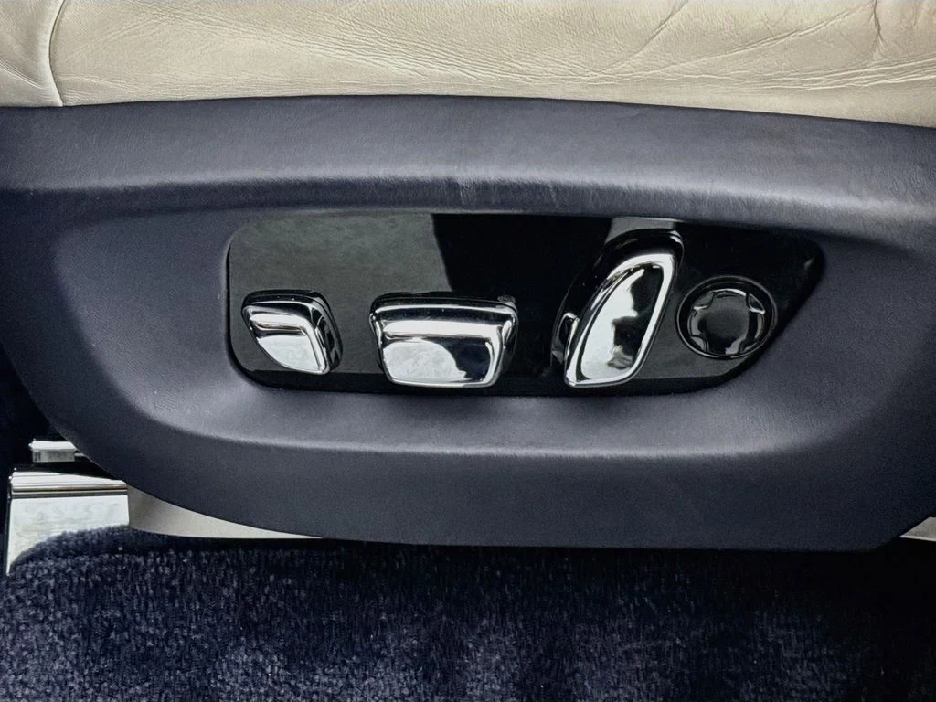 2019 Rolls-Royce Cullinan interior, door panel, Navy Blue, with white leather