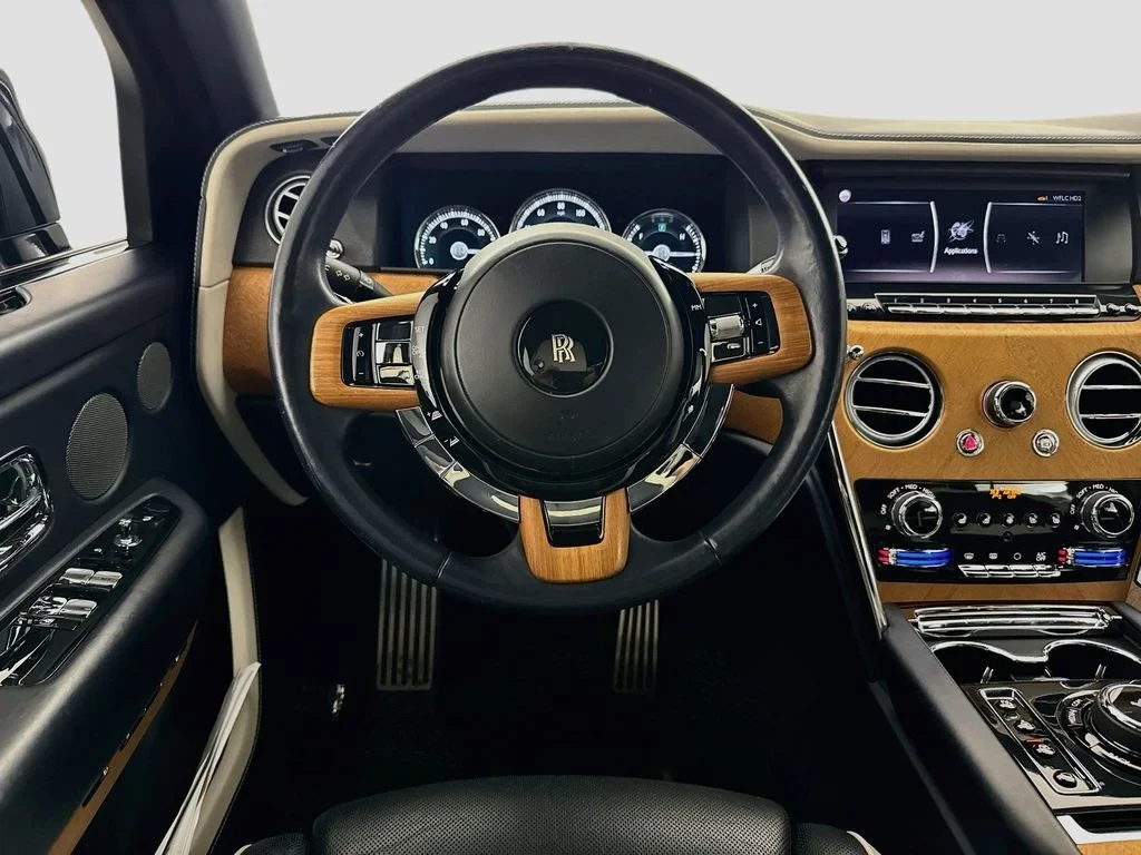 2019 Rolls-Royce Cullinan interior, Navy Blue, with white leather