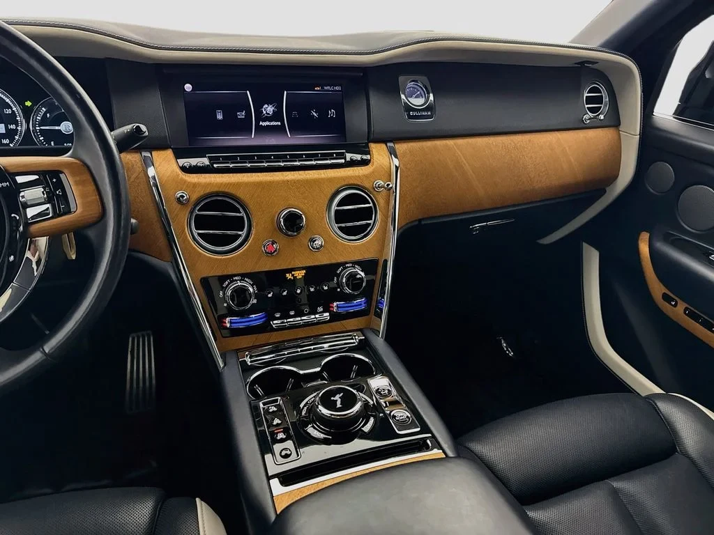 2019 Rolls-Royce Cullinan interior, dashboard, Navy Blue, with white leather