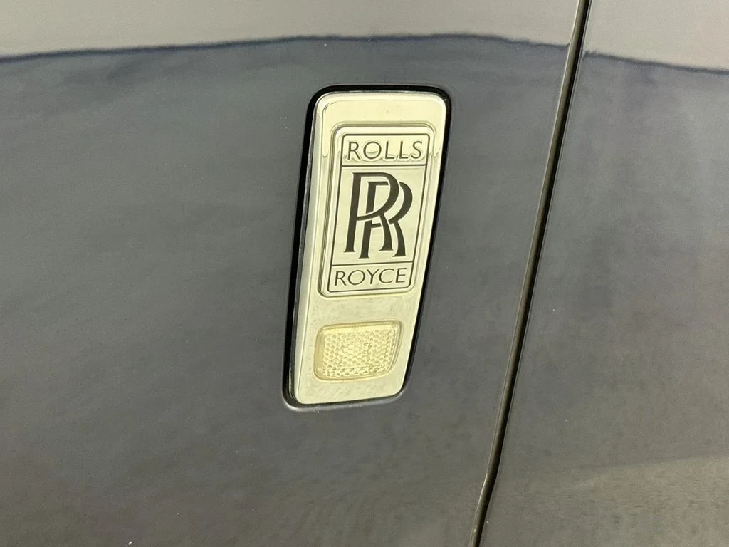 2019 Rolls-Royce Cullinan interior, door sill, Navy Blue, with white leather