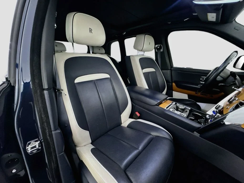 2019 Rolls-Royce Cullinan interior, seats, Navy Blue, with white leather