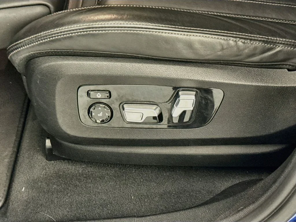 2020 BMW X6 M50i interior, door panel, Black