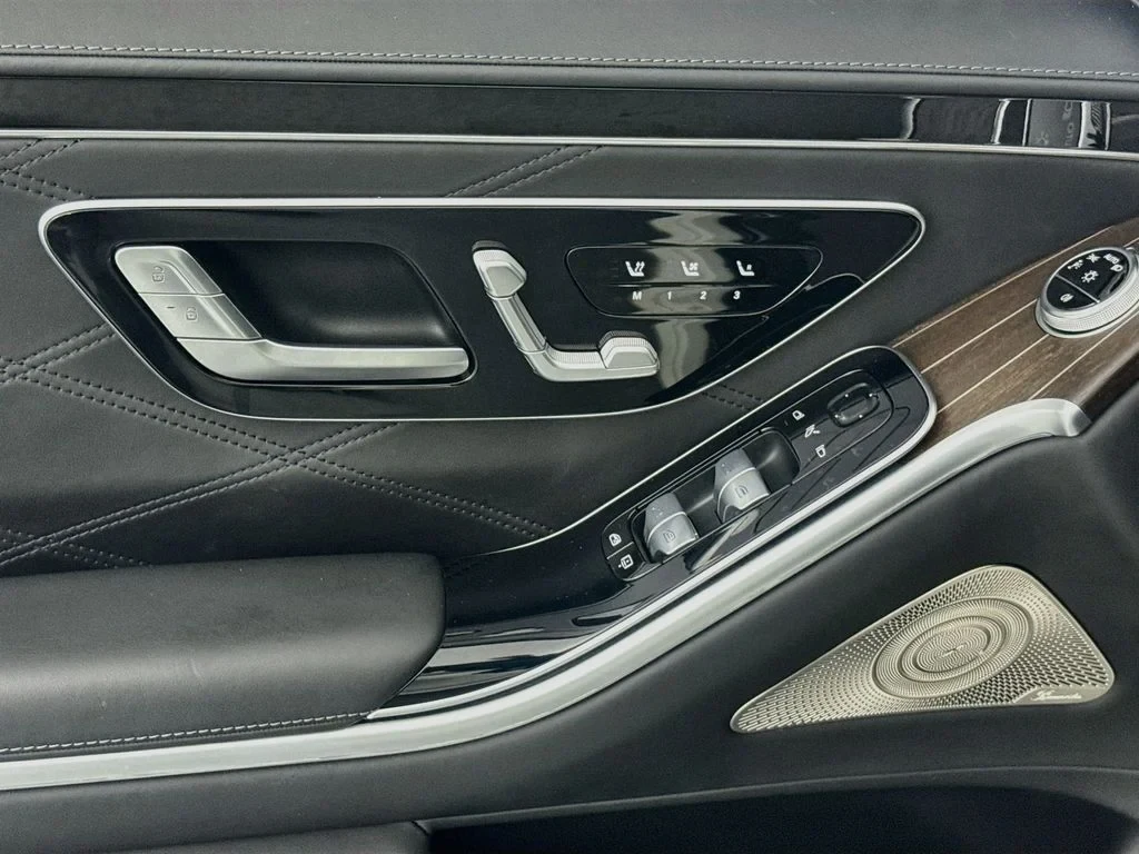 2022 Mercedes-Maybach S 580 interior, door panel, Black Exclusive Nappa