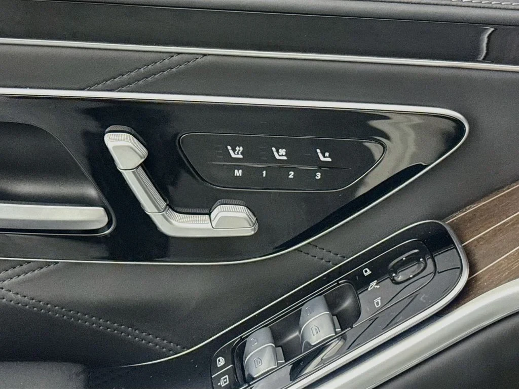 2022 Mercedes-Maybach S 580 interior, door panel, Black Exclusive Nappa