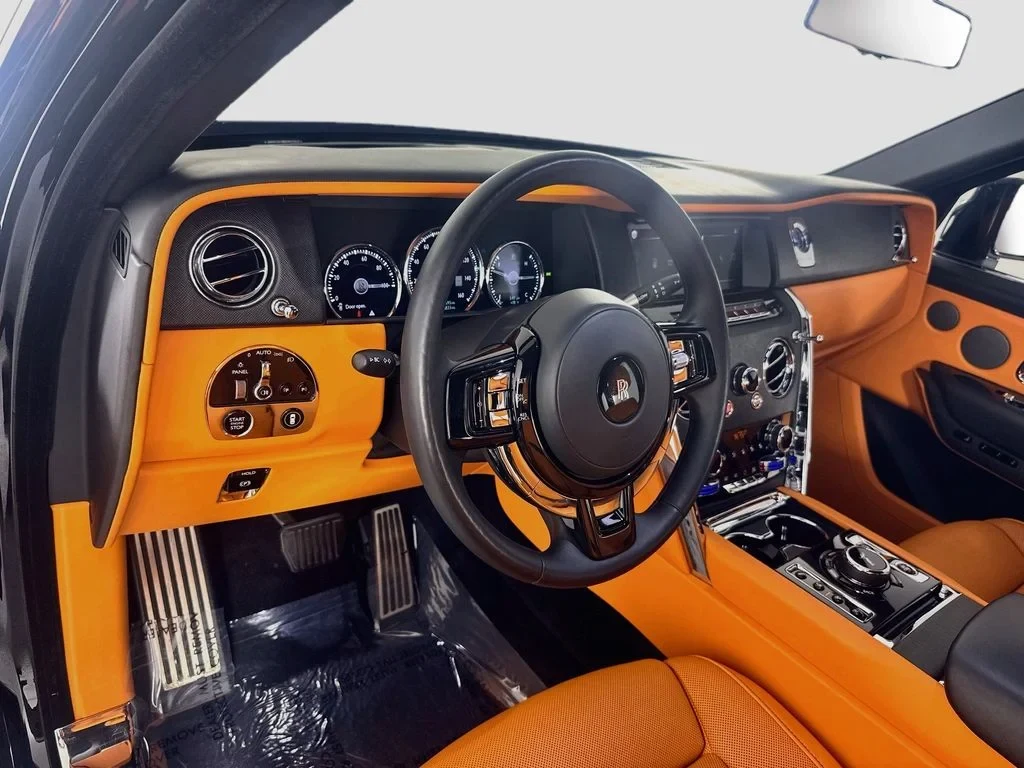 2023 Rolls-Royce Cullinan interior, dashboard, Mandarin