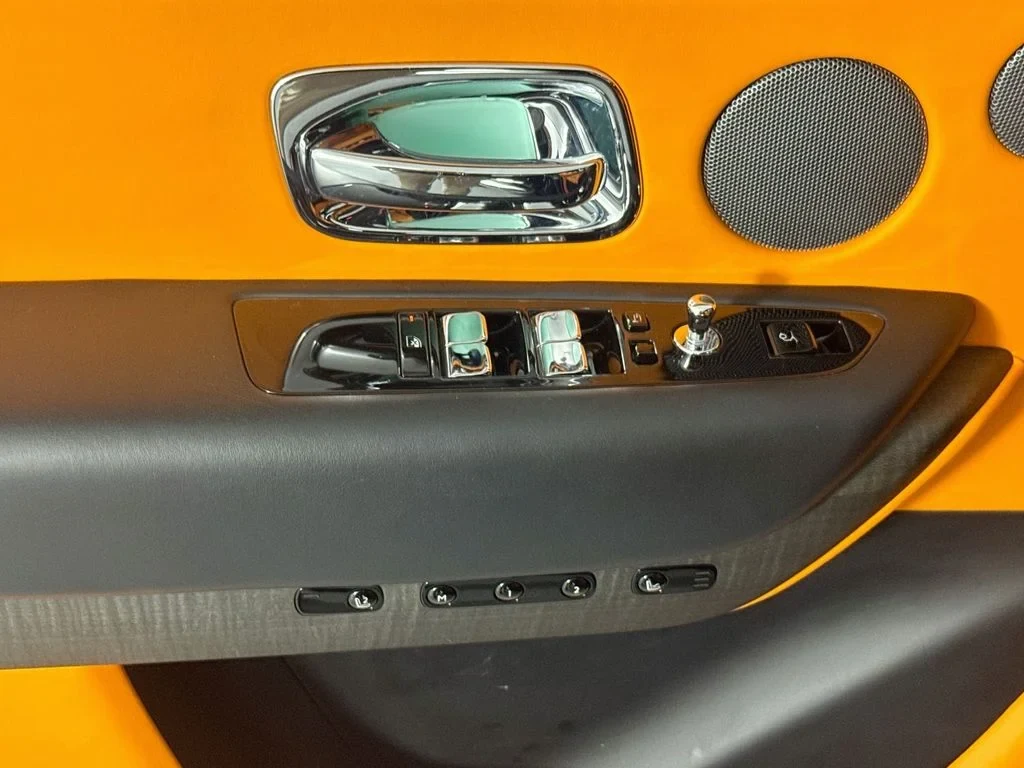 2023 Rolls-Royce Cullinan interior, door panel, Mandarin