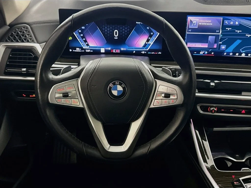 2024 BMW X7 xDrive40i interior, Black SensaTec