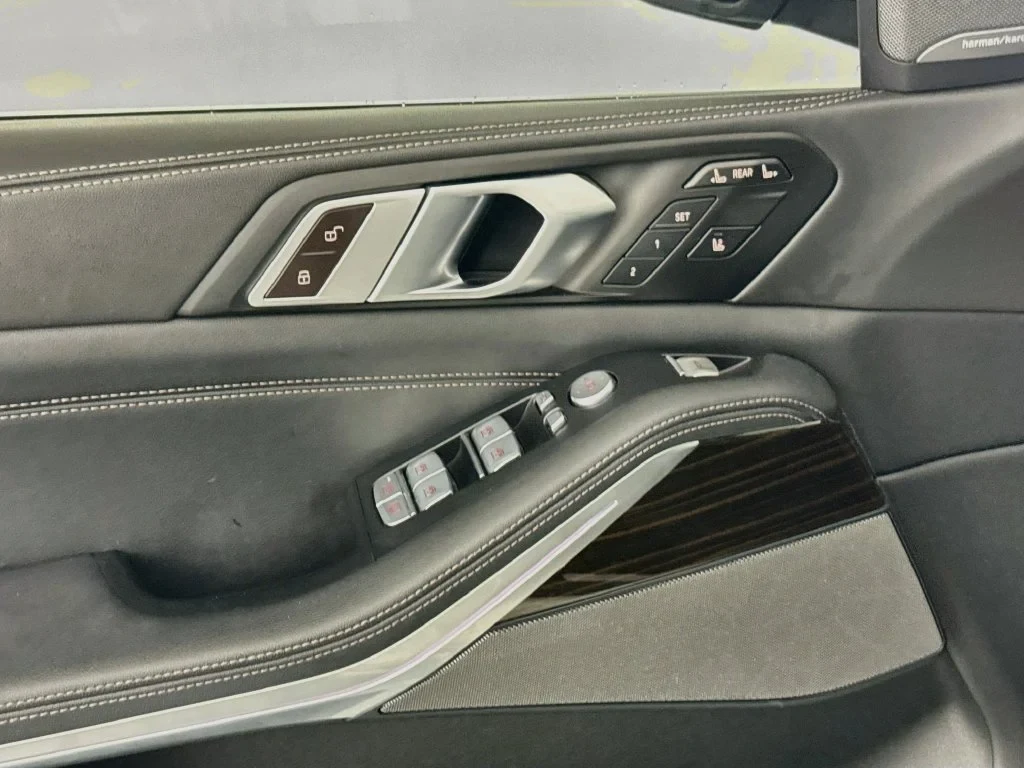 2024 BMW X7 xDrive40i interior, door panel, Black SensaTec