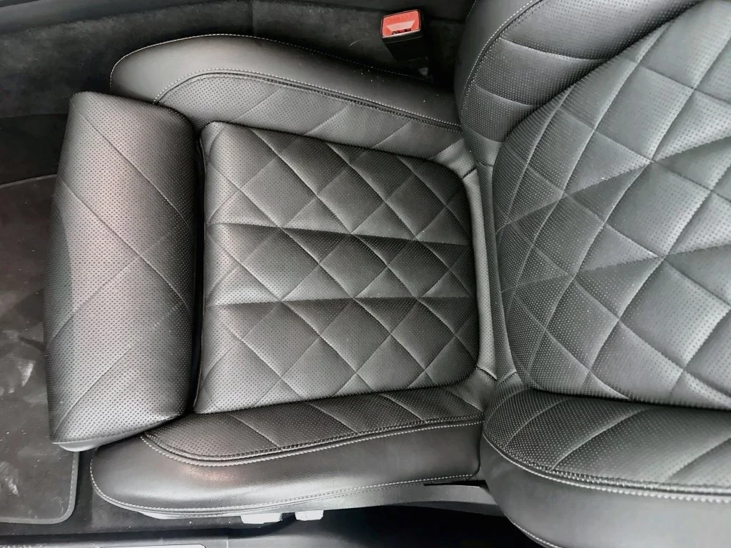 2024 BMW X7 xDrive40i interior, seats, Black SensaTec