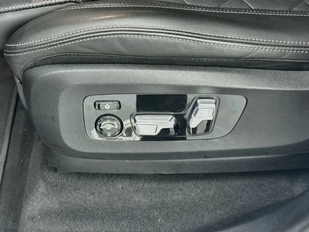 2024 BMW X7 xDrive40i interior, door panel, Black SensaTec