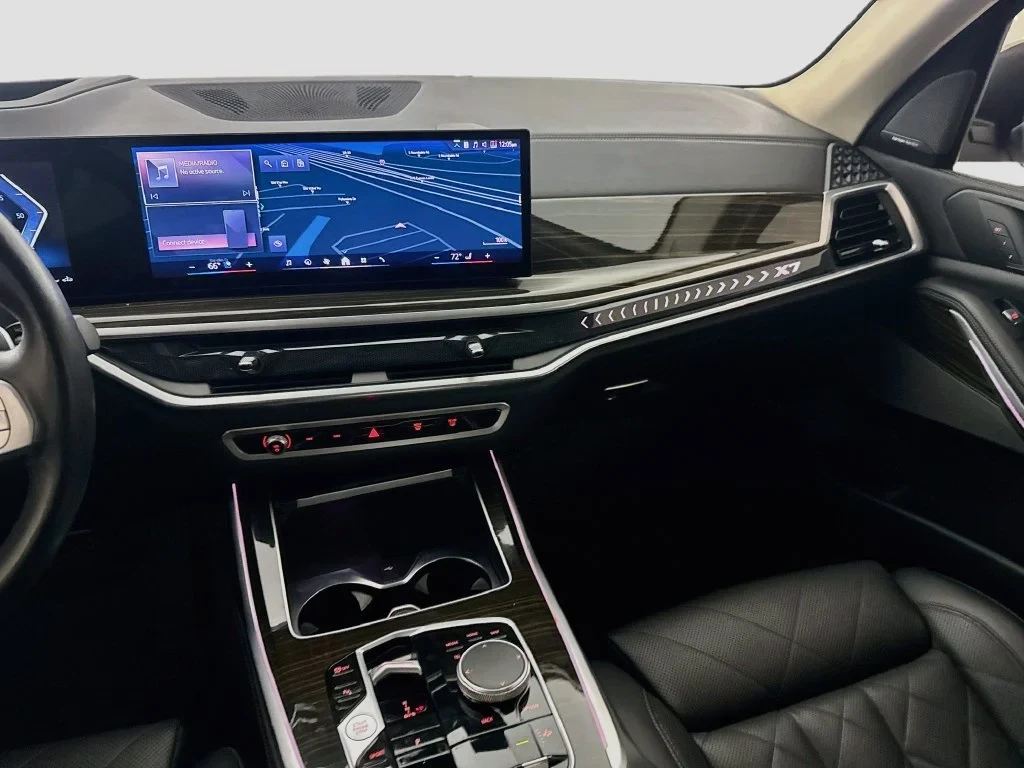 2024 BMW X7 xDrive40i interior, Black SensaTec